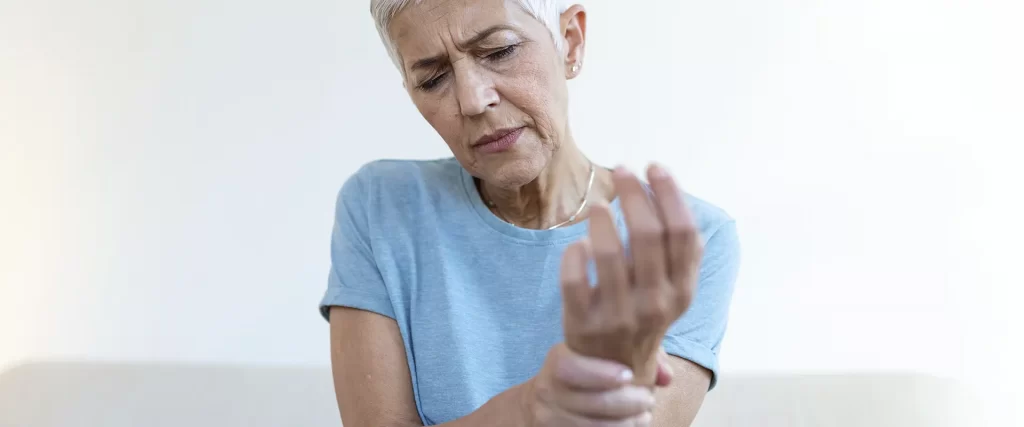 mulher-idosa-sofrendo-de-dor-mão-artrite-idosa-mulher-idosa-feminina-sofrendo-de-dor-casa